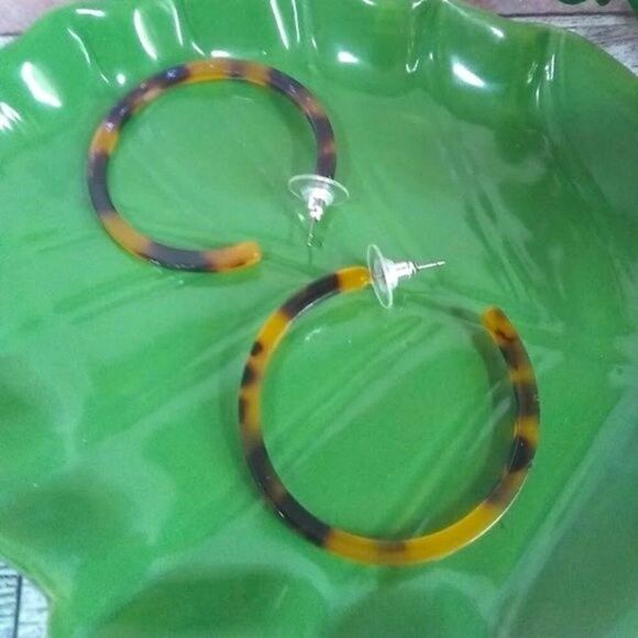 Leopard Print Thin Acrylic Hoop Earrings - Picture 4 of 5